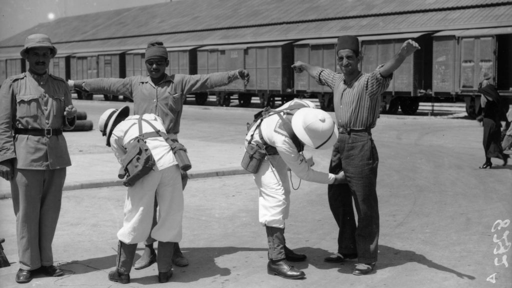 1937: مدنيون عرب يفتشهم أفراد عسكريون بريطانيون في فلسطين (Getty Images).