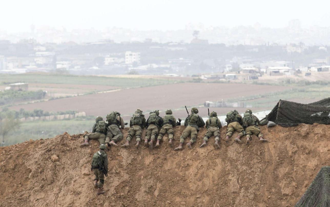 الصورة: جنود إسرائيليون على حدود قطاع غزّة (AFP)