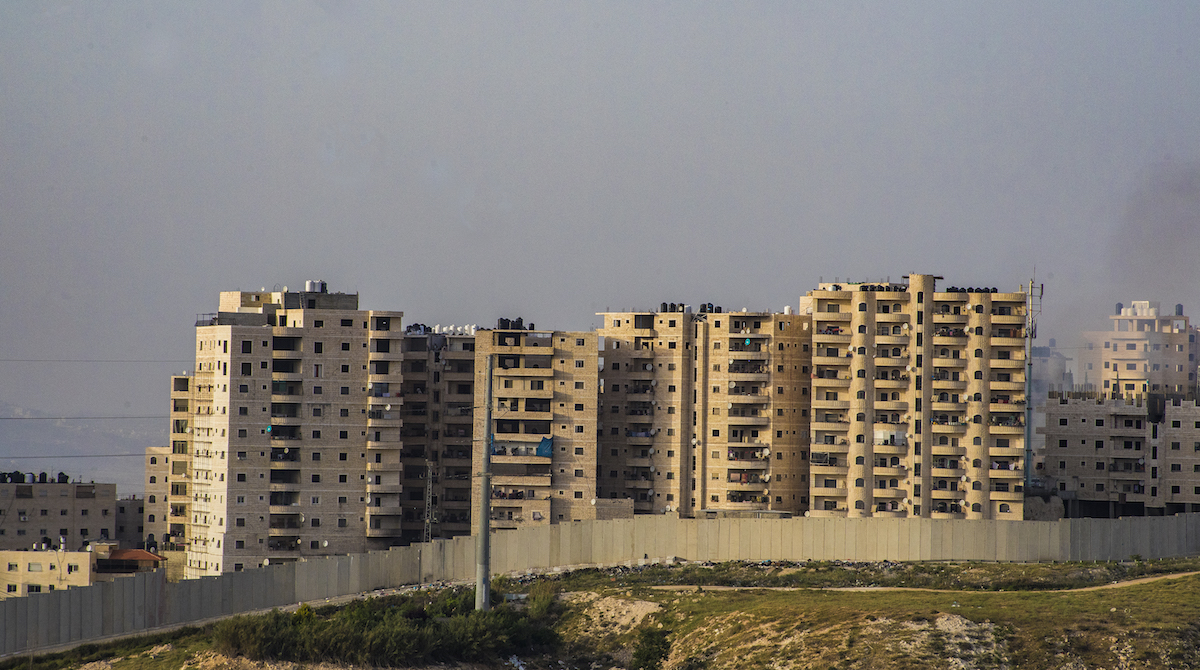 عمارات في "مخيم شعفاط" خلف الجدار، تصوير: مصطفى الخاروف