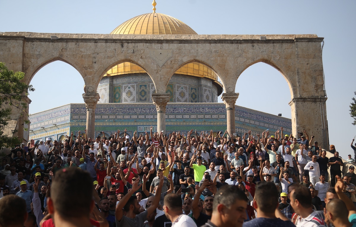 جموعٌ تحتفل بدخول المسجد الأقصى من أمام قبة الصخرة، 2017 (تصوير: مصطفى الخاروف)