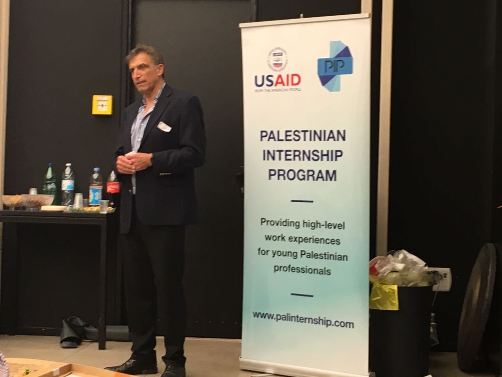كوفمان في تقديم لبرنامج التدريب PIP المدعوم من الـUSAID.