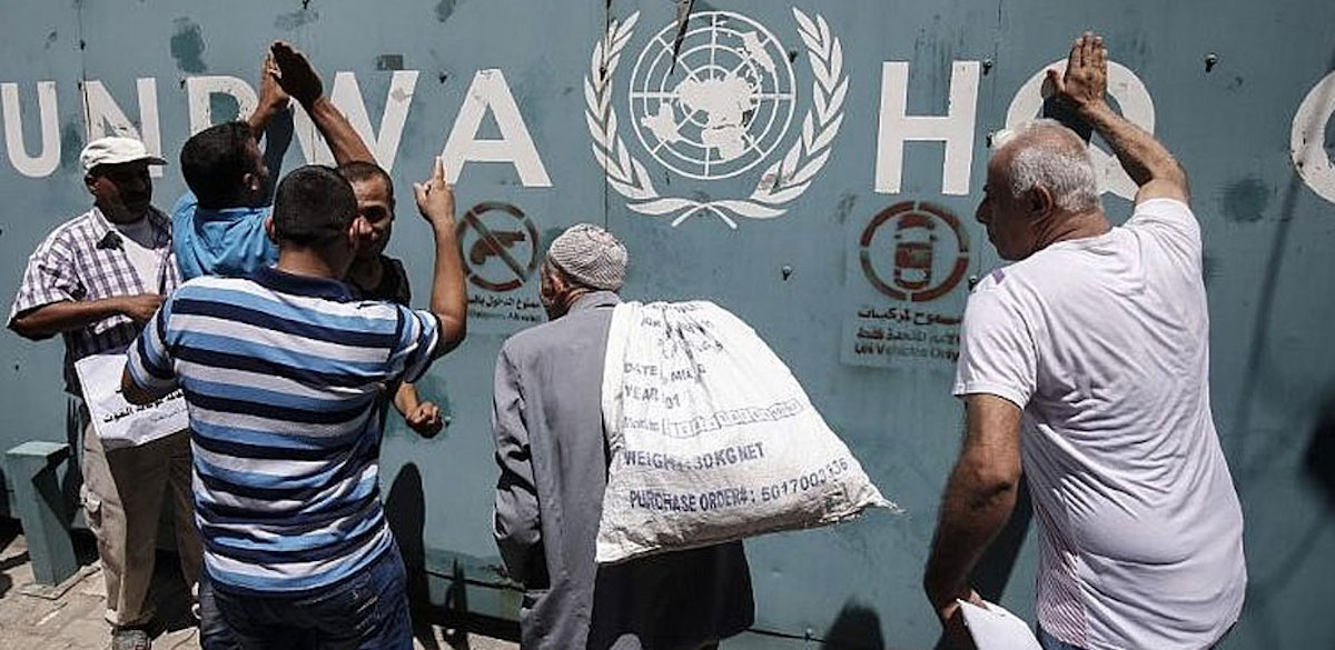 محتجّون ضد تقليص موظّفي الأونروا في غزّة في يوليو/ تموز الماضي (تصوير: AFP).