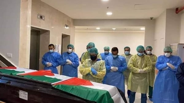 الأطباء في مستشفى "هوغو تشافيز" يؤدون صلاة الجنازة على الفقيد المدلل. المصدر: شبكة الإنترنت.