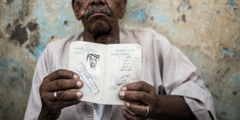 فلسطينيّ يحمل وثيقة السّفر المصرية. المصدر: مركز العودة الفلسطيني.