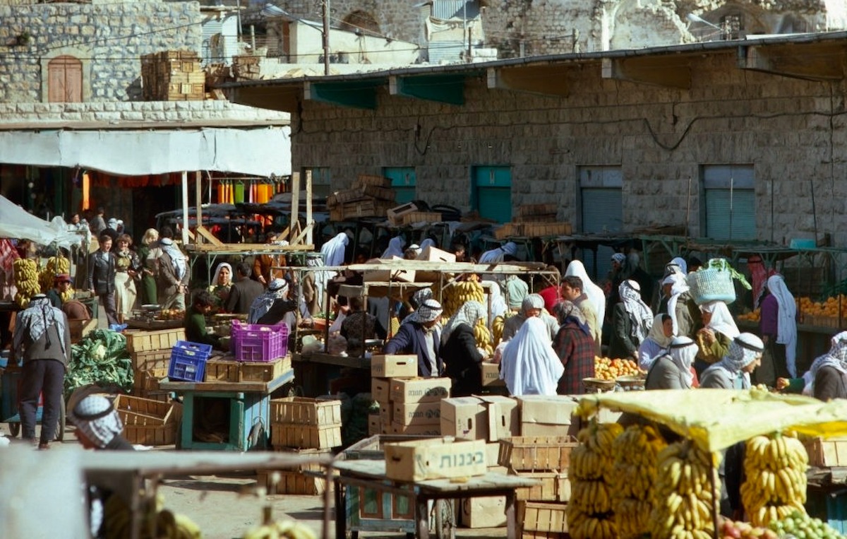 الحسبة في الطرف الشّرقي الجنوبي من شارع الشهداء. التقطت الصورة في ثمانينيات القرن الماضي. (Universal Images Group via Getty Images)