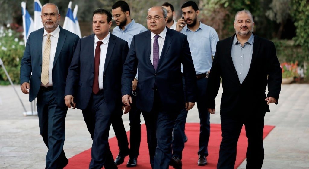 أسامة السعدي، أيمن عودة، أحمد الطيبي، ومنصور عباس، أعضاء القائمة المشتركة (في حينه) يصلون إلى مقر الرئيس الإسرائيلي لتقديم توصيتهم ببني غانتس، بعد انتخابات سبتمبر 2019. (ِAPA).
