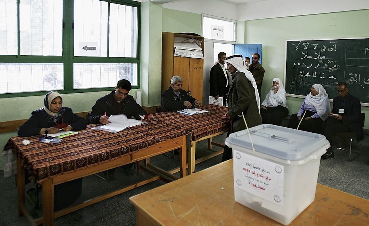 فلسطينيون يدلون بأصواتهم في الانتخابات المحلية في مخيم رفح للاجئين، جنوب قطاع غزّة، 5 مايو 2005. (عدسة: عبد الخطيب/Getty Images)