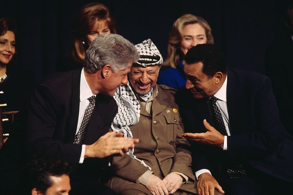 الرئيس الأميركي بل كلنتون، ورئيس منظمة التحرير ياسر عرفات، والرئيس المصري آنذاك حسني مبارك، خلال حفل توقيع اتفاقية أوسلو الثانية. (Sygma/Getty Images).