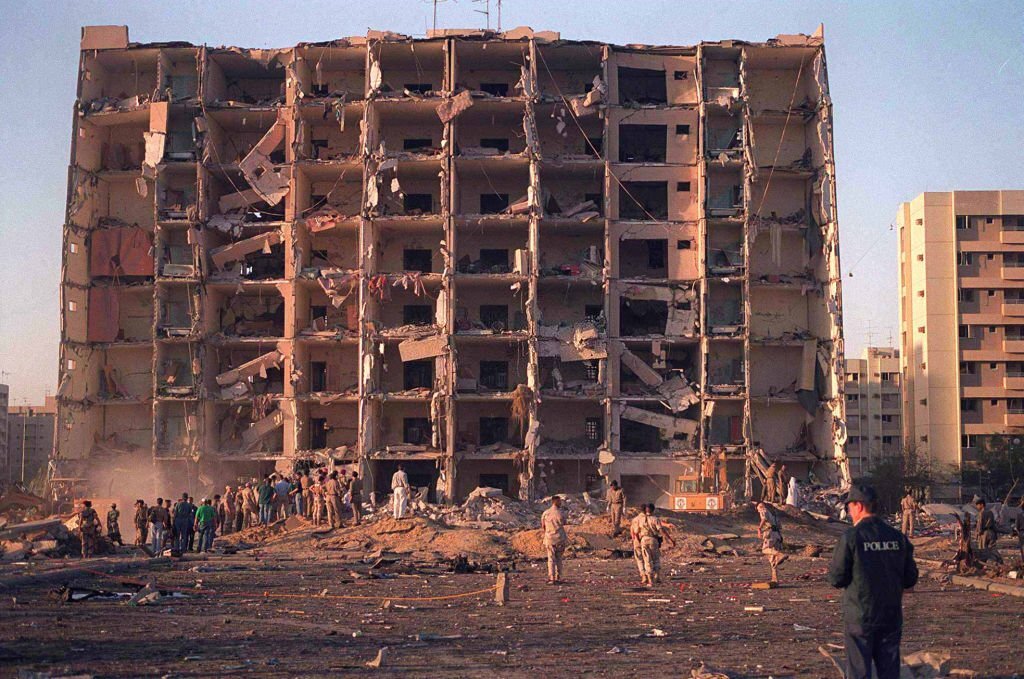 مشهد عام للدمار الذي حلّ في أبراج الخُبر، الظهران، المملكة العربية السعودية، وذلك بعد تفجير شاحنة وقود أمامها في حزيران 1996. (Getty Images).