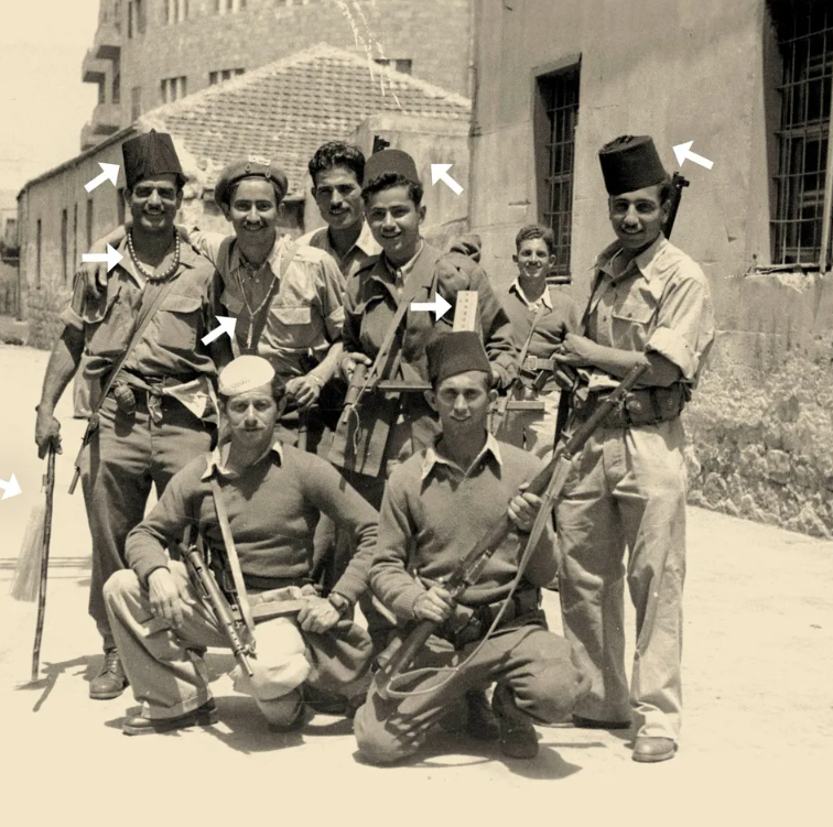 عناصر من وحدات "الهاغاناه" الصهيونية في حيفا عشية احتلالها عام 1948، وتبدو بأيديهم وعلى أجسادهم بعض ما سرقوه من بيوت العرب. (أرشيف جيش الاحتلال).