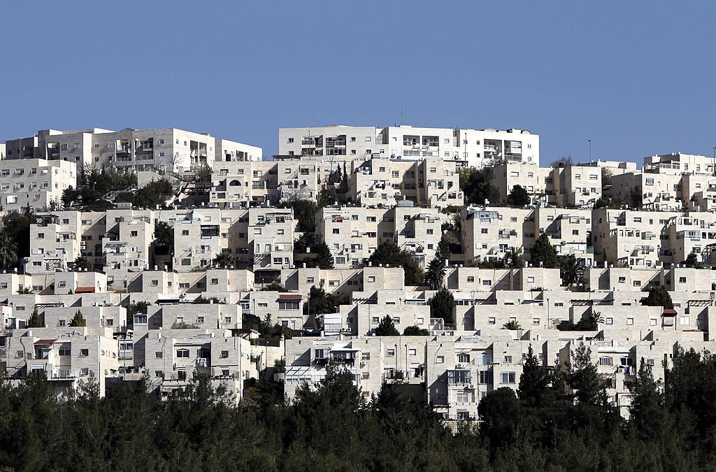 منظر عام لمستعمرة رامات شلومو، شمال شرق القدس المحتلة. (أحمد غرابلي/Getty Images)