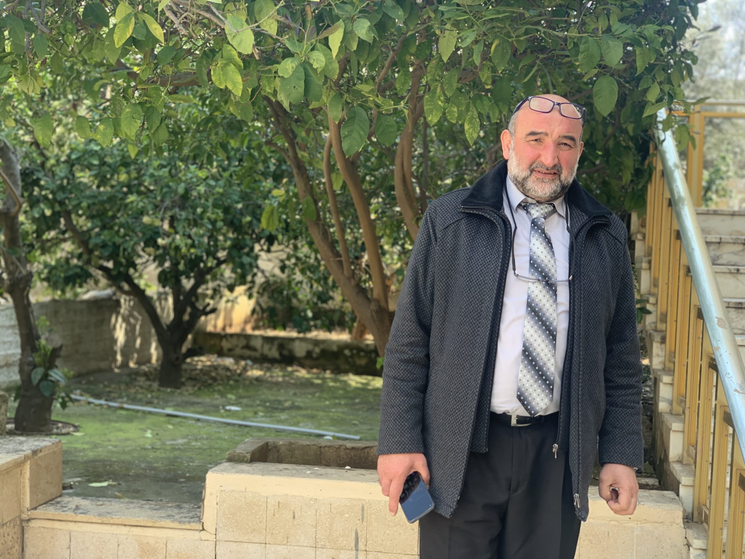 رأفت ناصيف أمام منزله في طولكرم، شتاء 2022، قبيل اعتقاله. (عدسة: شذى حماد).