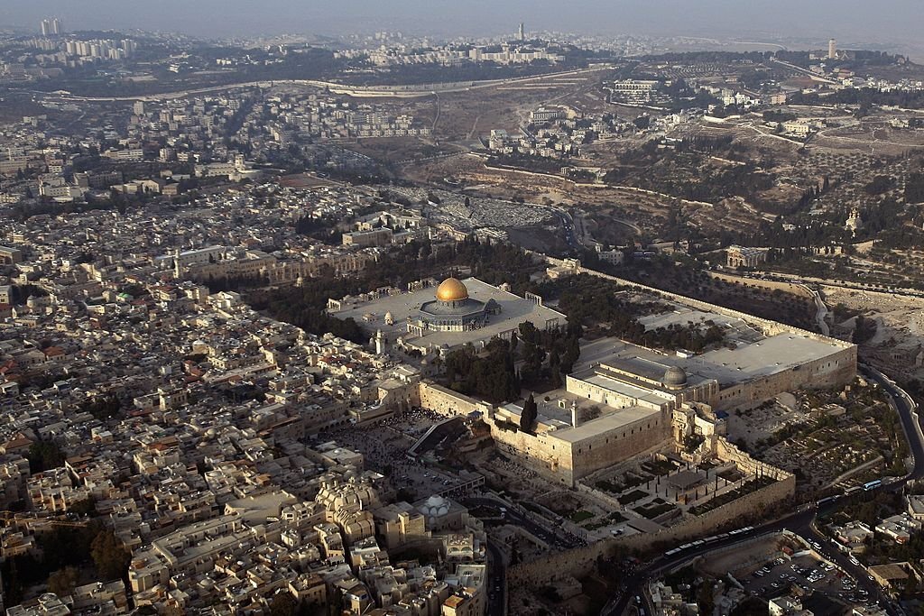 صورة جوية تظهر كامل حدود المسجد الأقصى، كل ما دار عليه السور، بمساحة 144 دونماً، التقطت الصورة عام 2007. (GettyImages).