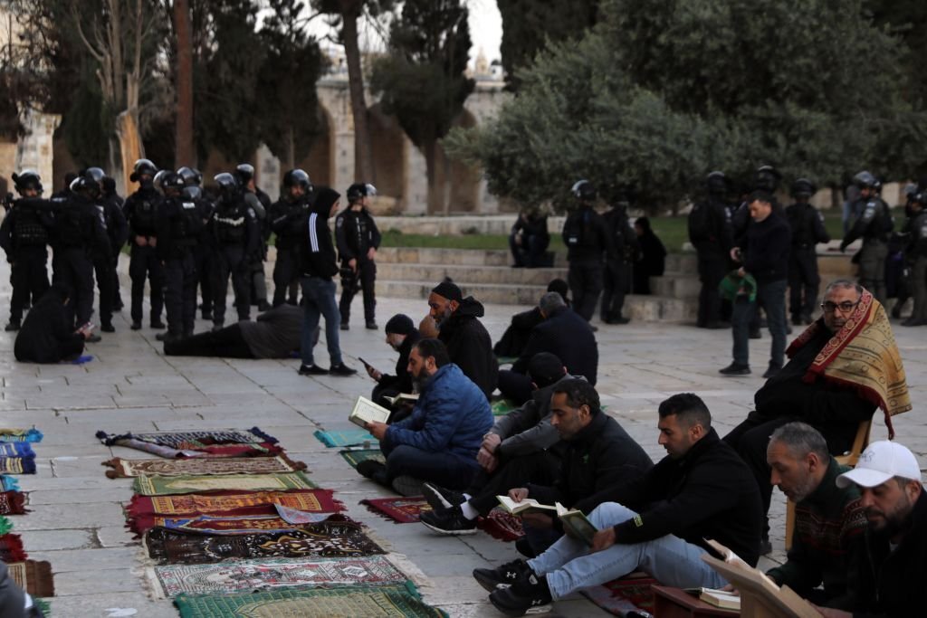 فلسطينيون يرابطون أمام المصلى القبليّ في محاولة لصد اقتحام المستوطنين للمسجد الأقصى في أعياد الفصح اليهودية، 5 نيسان/ أبريل 2023. (معمّر عوض/ وكالة شينخوا الصينية).