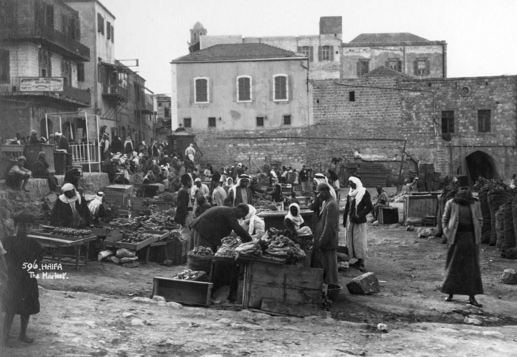 أحد الأسواق في مدينة حيفا، في الفترة ما بين (1920-1930). (Getty Images).