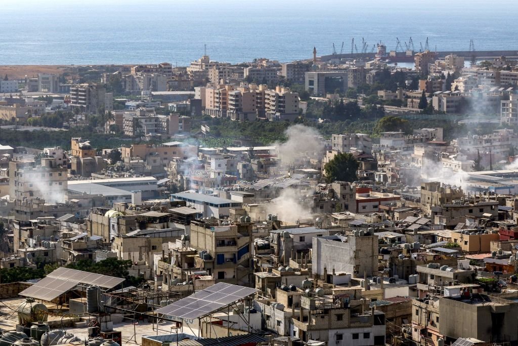 الدخان يتصاعد من الأطراف الشمالية لمخيم عين الحلوة، في صيدا اللبنانية، خلال جولة الاشتباكات الأخيرة، أواخر تموز، مطلع آب 2023. (محمود الزيات/ وكالة الصحافة الفرنسية).