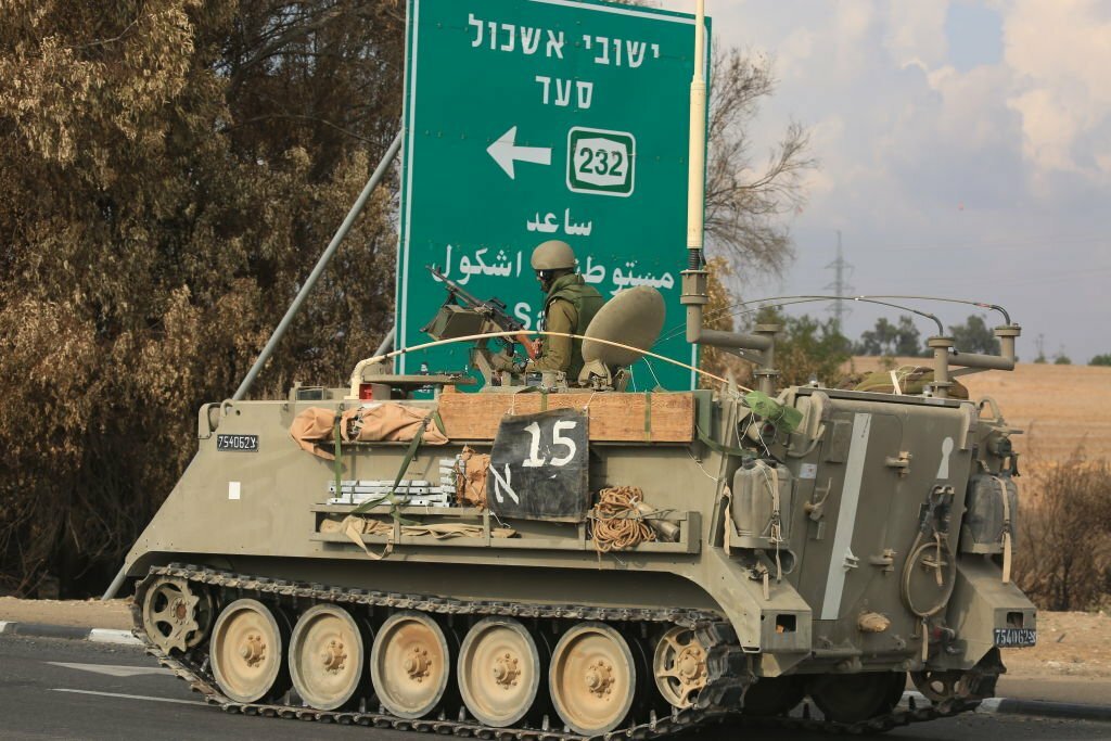 جيش الاحتلال يستمر في نقل المزيد من جنوده وآلياته العسكرية بالقرب من الحدود مع غزة، 16 تشرين الأول 2023. (وكالة الصحافة الفرنسية).