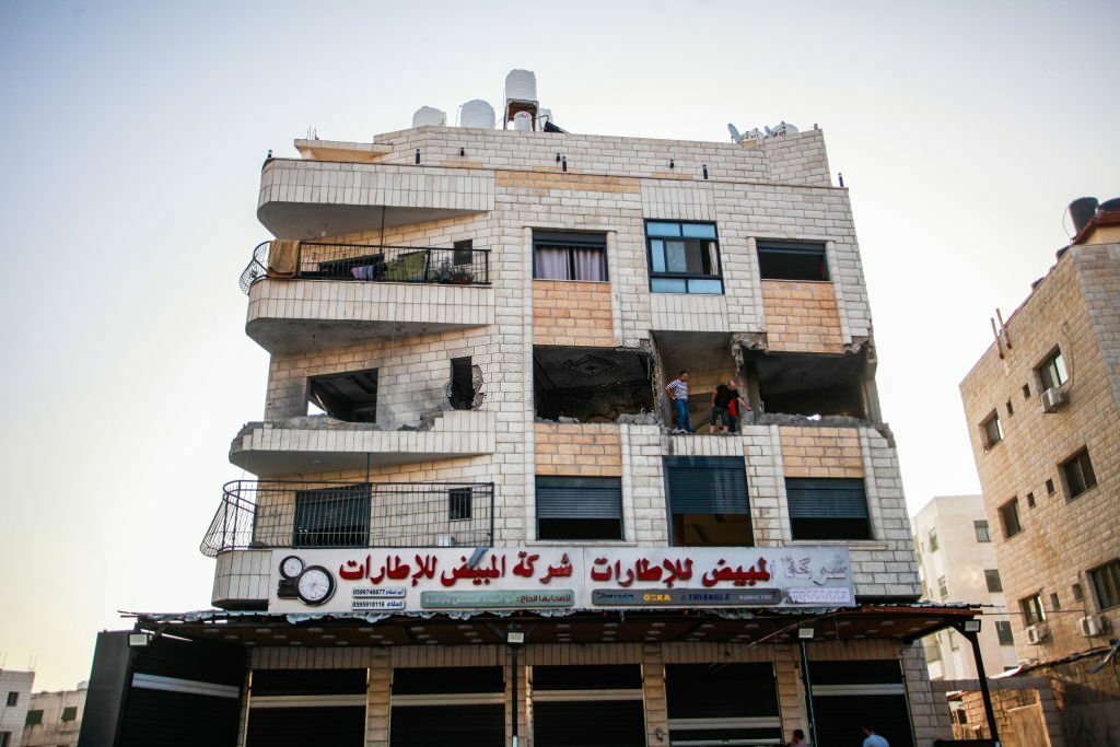 نابلس، الضفة الغربية، 3 تشرين الثاني/نوفمبر 2023، آثار الدمار في شقة خالد خروشة، ابن الشهيد عبد الفتاح خروشة، بعد أن دمرها جيش الاحتلال بحجة مساعدة خالد لوالده الشهيد في تنفيذ عملية إطلاق نار ضد المستوطنين. (جعفر اشتية/ وكالة الصحافة الفرنسية).
