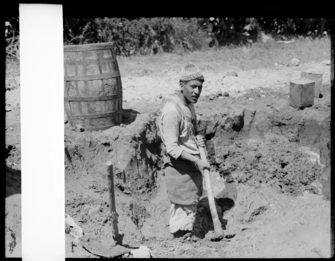 مزارع فلسطيني يعمل في أرضه في قرية بيت دجن، عام 1910. (مصدر الصورة: موقع فلسطين في الذاكرة)