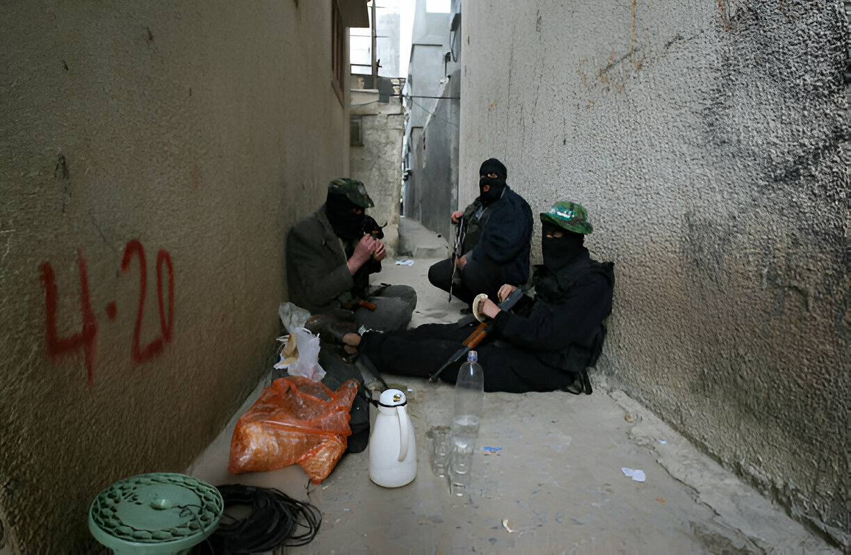 مجاهدو كتائب القسام في أحد أزقة مخيم جباليا خلال حرب الفرقان، في 2 آذار/ مارس 2008. (تصوير: وكالة فرانس برس/محمد عابد)