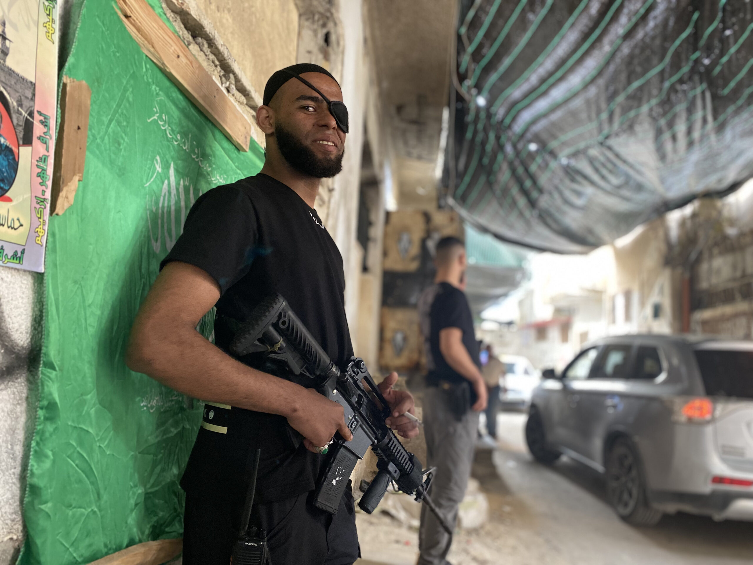 الشهيد أشرف نافع "أزكيهم" في أحد أزقة مخيم طولكرم، يتناوب ورفاقه على حراسة المخيم. (تصوير: شذى حماد/ متراس)