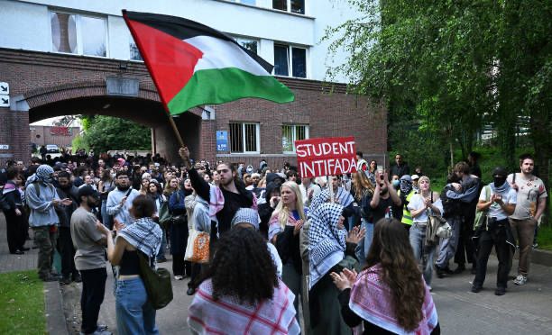 طلاب في إحدى الجامعات البلجيكية في بروكسل، يتظاهرون احتجاجاً على العدوان الإسرائيلي على غزّة، حزيران 2023. (وكالة الأناضول).